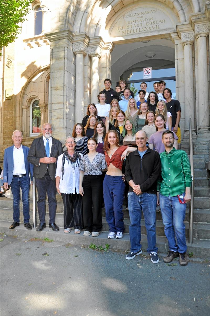 Die Amerikaner sind wieder in Goslar Deutsche und amerikanische Schüler machen drei Wochen lang gemeinsame Sache: Thomas Brych als Vorsitzender des Elternvereins und RG-Direktor Hans-Peter Dreß (v. li.) begrüßen mit Koordinator Julian Höft (re.) ihre US-Gäste mit Myriam Neil (3. v. li.) und Tod Torrence (2. v. re.) an der Spitze. Fotos: Heine