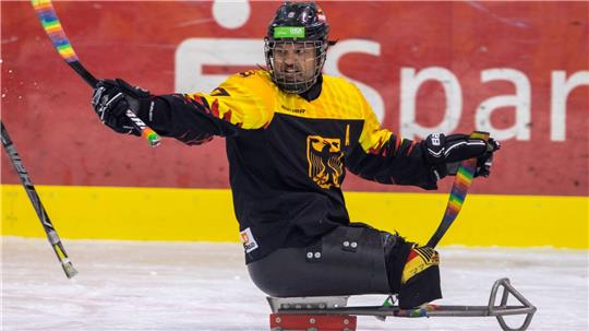 Deutscher Fahnenträger bei den Paralympics: Eishockey-Spieler Jörg Wedde aus Hannover.