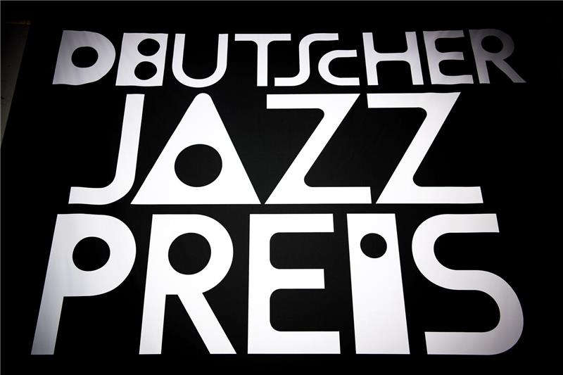 Deutsche Jazzpreise verliehen: Zwei Metropolen liegen vorn "Deutscher Jazzpreis" steht auf einem Plakat.