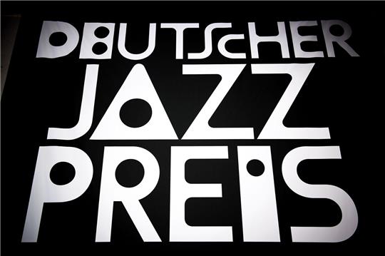 "Deutscher Jazzpreis" steht auf einem Plakat.