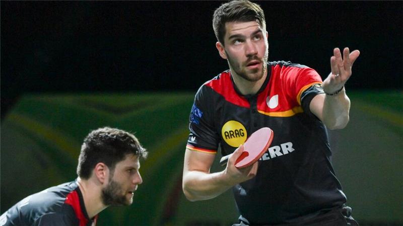 Ovtcharov schlägt Franziska: Deutsches EM-Halbfinale perfekt Deutsches EM-Duell: Dimitrij Ovtcharov (l) trifft im Viertelfinale auf seinen Freund Patrick Franziska.