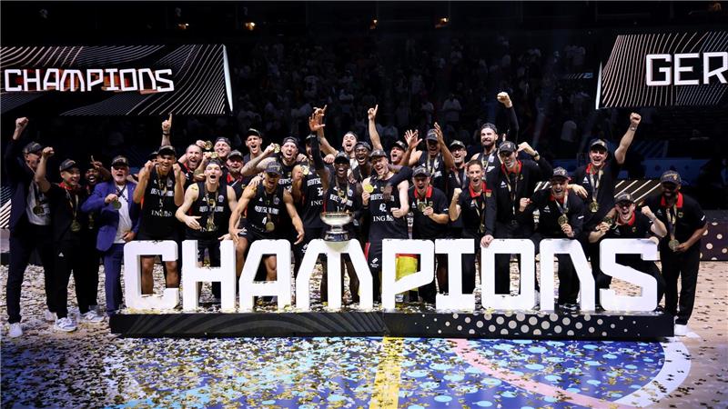 Mit Netz und Silberschüssel: Basketballer genießen EM-Party Deutschland feiert den EM-Triumph in Riga.