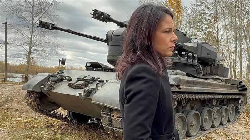 Baerbock in Kiew: 200 Millionen Euro Zusatz-Winterhilfe Deutschland hat der Ukraine für die Abwehr russischer Luftangriffe bislang 55 Gepard-Panzer mit Ersatzteilen und 176.000 Stück Flakpanzer-Munition aus Bundeswehr- und Industriebeständen geliefert.