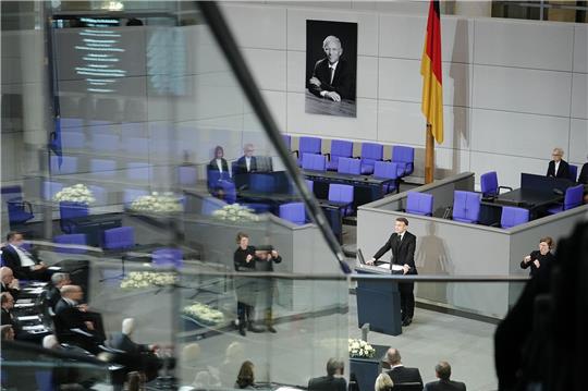 «Deutschland hat einen Staatsmann verloren. Europa hat eine Säule verloren. Frankreich hat einen Freund verloren», sagt Emmanuel Macron.