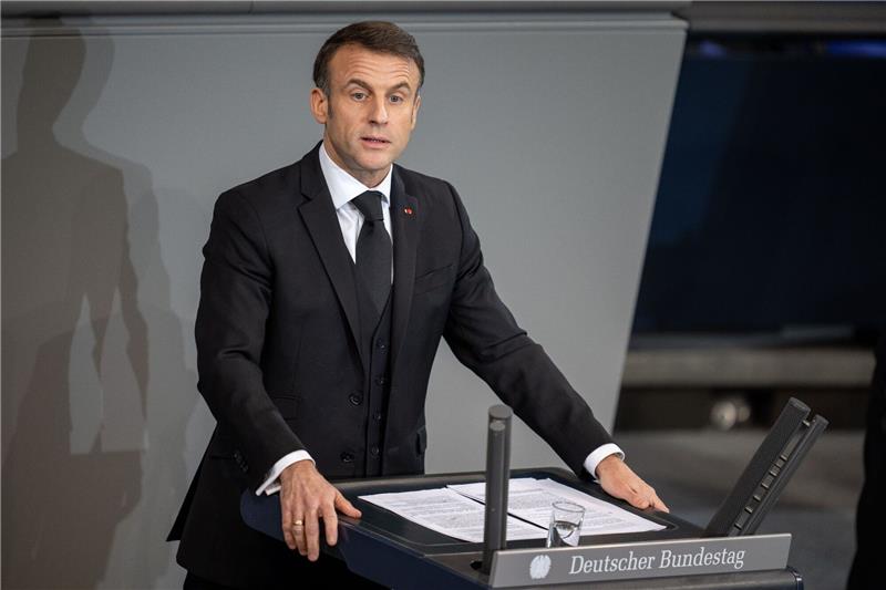 «Deutschland hat einen Staatsmann verloren. Europa hat eine Säule verloren. Frankreich hat einen Freund verloren»: Emmanuel Macron.