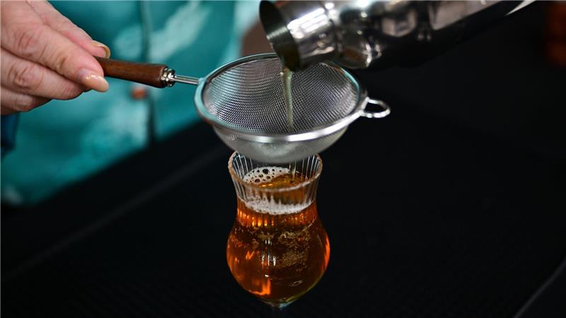 Deutsche bleiben ihrer Liebe zum Tee treu Deutschland hat im vergangenen Jahr rund 48.000 Tonnen Tee importiert und knapp 21.500 Tonnen ausgeführt. (Archivbild)