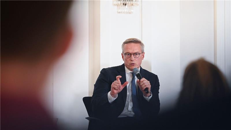 Digitalminister drängt Ministerien zu Bürokratieabbau „Deutschland hat über Jahrzehnte bürokratischen Beton angehäuft – jetzt müssen wir ihn konsequent abtragen“, schreibt Digitalminister Wildberger an seine Kabinettskolleginnen und -kollegen. (Archivbild)