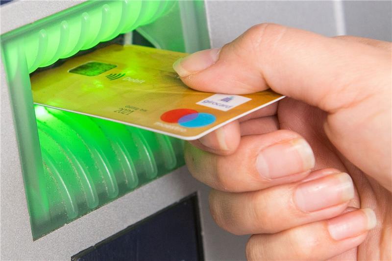 Bundesbank: Engmaschiges Netz von Geldautomaten wichtig Deutschland ist ein Bargeldland. Insgesamt gibt es etwa 55.000 Geldautomaten.