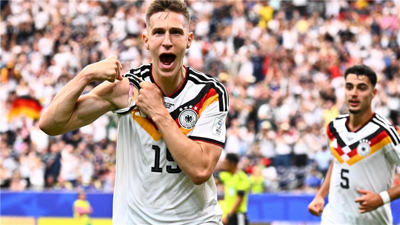Deutschland lässt die Muskeln spielen, Nico Schlotterbecks Jubel nach seinem Kopfballtor.