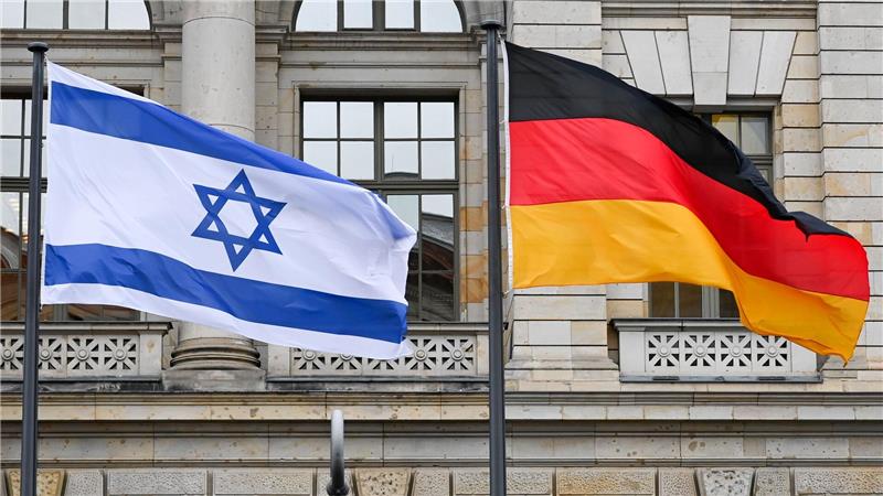 Umfrage: Deutsche zunehmend kritischer gegenüber Israel Deutschland und Israel haben zwei Jahrzehnte nach dem Ende des Zweiten Weltkriegs diplomatische Beziehungen aufgenommen. (Archivbild)