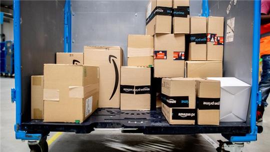 Deutschland war 2023 laut Geschäftsbericht von Amazon mit knapp 37,6 Milliarden Dollar Umsatz zweitgrößter Markt nach den USA, wenn auch mit deutlichem Abstand.