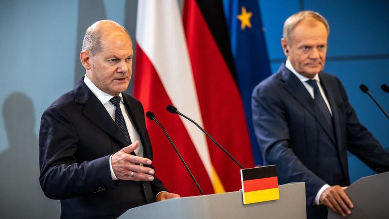 „Deutschland weiß um die Schwere seiner Schuld“, sagt Kanzler Olaf Scholz (l) bei einer Pressekonferenz mit Donald Tusk.