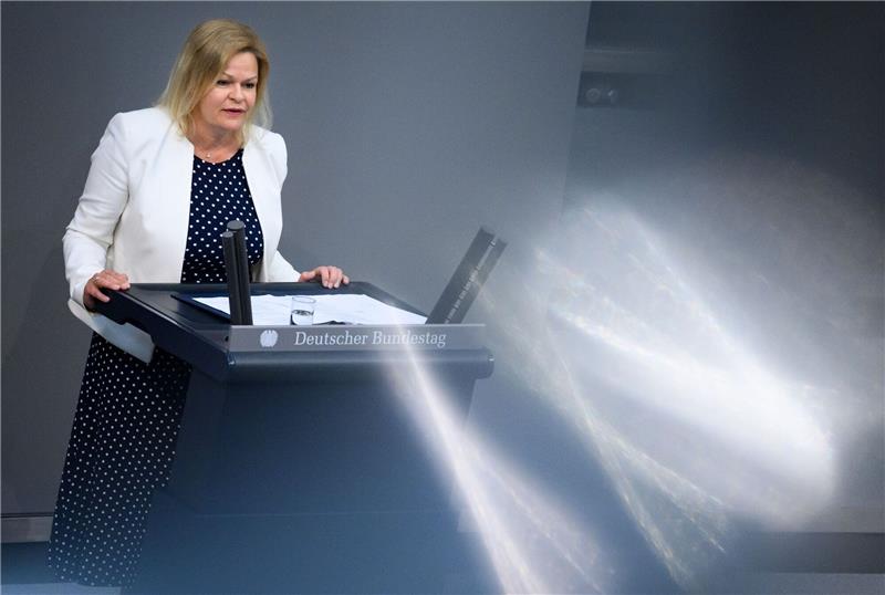 Bundestag beschließt neues Einwanderungsrecht Deutschland werde durch die Verabschiedung des Gesetzentwurfs «das modernste Einwanderungsrecht der Welt» bekommen, sagt die Bundesinnenministerin Nancy Faeser (SPD).