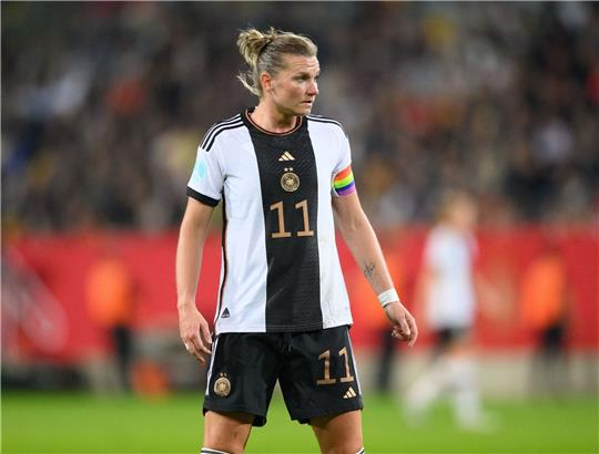 Deutschlands Alexandra Popp steht auf dem Feld.