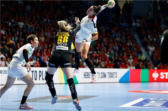 Deutschlands Alina Grijseels (l) und Emily Bölk (r) in Aktion gegen Montenegros Ema Alivodic.