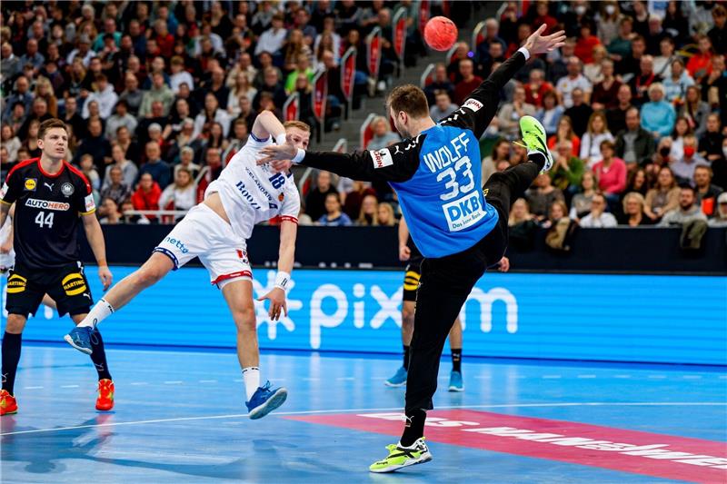 Torwart als Hoffnungsträger bei WM: Verwandelter Wolff Deutschlands Andreas Wolff (r) hält einen Sieben-Meter-Wurf.