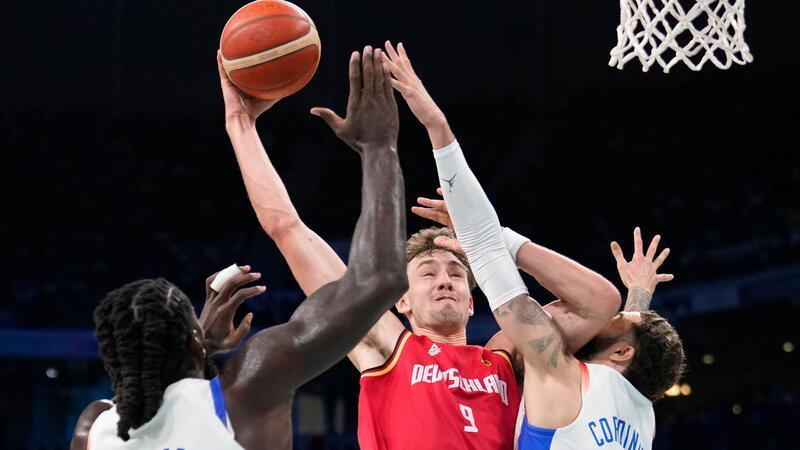 Furchtlos nach Paris: Basketballer bei Olympia in Gold-Form Deutschlands Basketballer um NBA-Star Franz Wagner (Mitte) sind nicht zu stoppen.