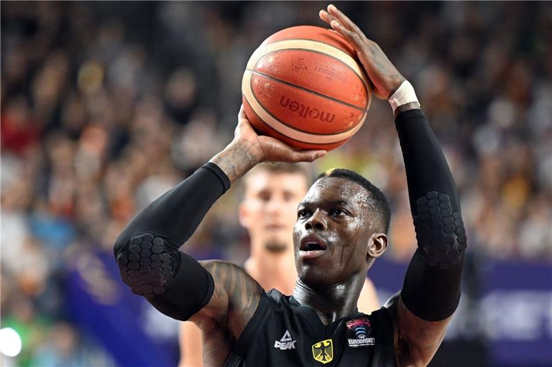 Schröder über Hollywood-Stars im Publikum Deutschlands Dennis Schröder wirft den Ball.