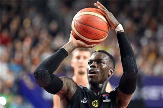Deutschlands Dennis Schröder wirft den Ball.