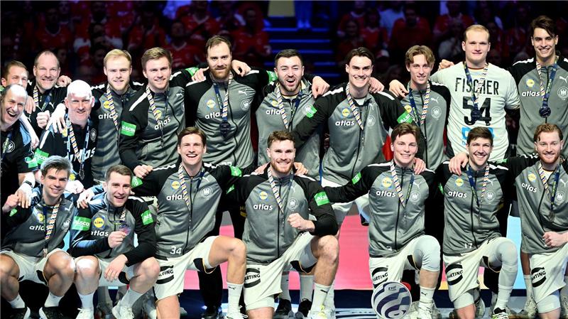 Deutschlands Handballer freuen sich über EM-Silber.