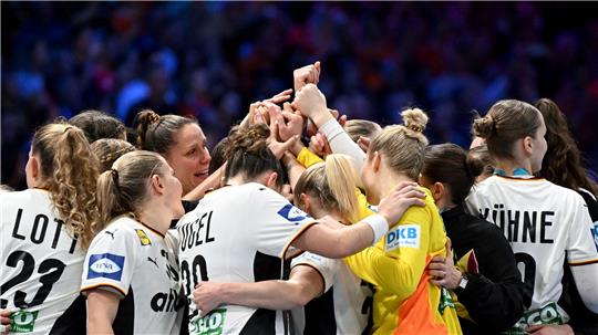 Deutschlands Handballerinnen kehren mit WM-Silber nach Hause zurück.