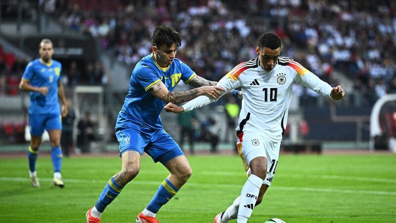 Noch keine EM-Euphorie: DFB-Auswahl trifft nicht ins Tor Deutschlands Jamal Musiala (r) im Zweikampf mit dem Ukrainer Mykola Schaparenko.