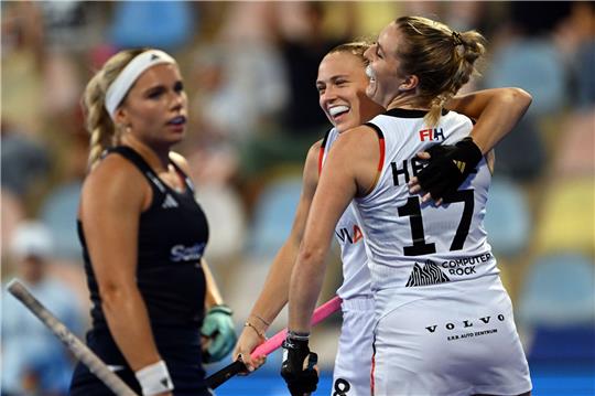 Deutschlands Jette Fleschütz (l) und Pauline Heinz bejubeln das Tor zum 5:0. gegen Irland.