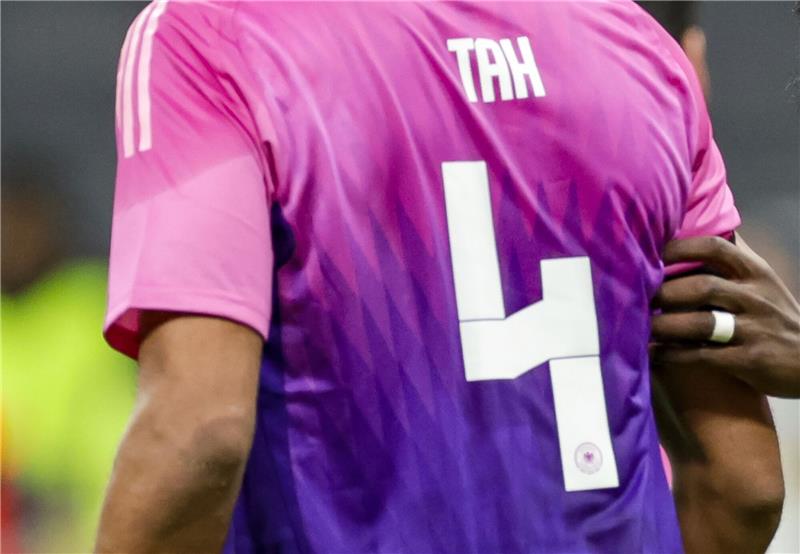 DFB und Adidas stoppen Verkauf von Trikot mit Nummer 44 Deutschlands Jonathan Tah trägt das Adidas-Trikot mit der Rückennummer 4.