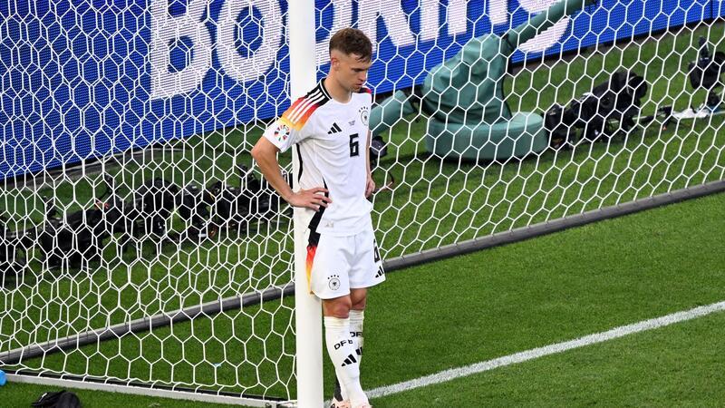 Das EM-Zeugnis der DFB-Spieler: Zukunfts-Trumpf „Wusiala“ Deutschlands Joshua Kimmich steht nach dem EM-Aus enttäuscht auf dem Platz.