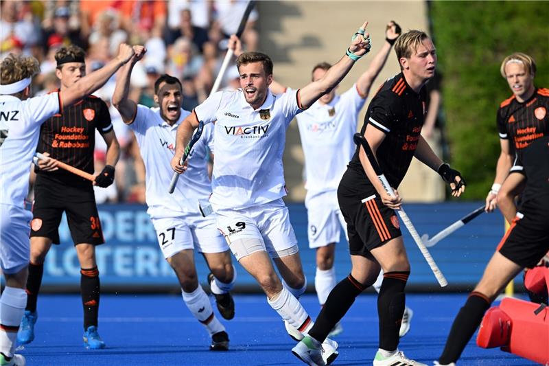 Hockey-Herren wieder in Gala-Form - 3:0 gegen Niederlande Deutschlands Justus Weigand (M) bejubelt sein Tor zum 1:0.