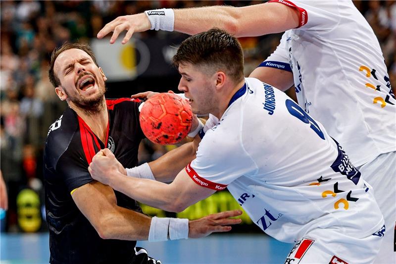 Sieg gegen Island: Handballer mit Selbstvertrauen zur WM Deutschlands Kai Häfner (l) und Islands Elvar Örn Jonsson kämpfen um den Ball.