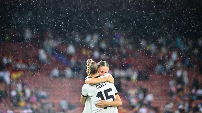 Bilder des Tages Deutschlands Klara Bühl und Selina Cerci umarmen sich nach dem Spiel gegen Spanien bei der EM in der Schweiz.