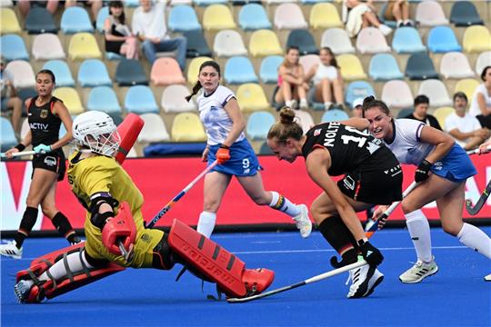 Deutschlands Lisa Nolte (r) und Schottlands Amy Gibson kämpfen um den Ball.