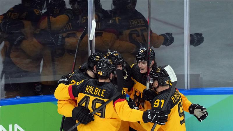 Deutschlands Mannschaft bejubelt das Tor zum 2:0 beim Spiel gegen Frankreich bei den Olympischen Winterspielen Mailand Cortina 2026.