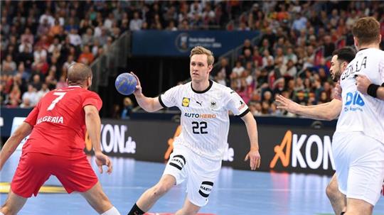 Deutschlands Marian Michalczik (M) am Ball gegen Algeriens Hichem Daoud.