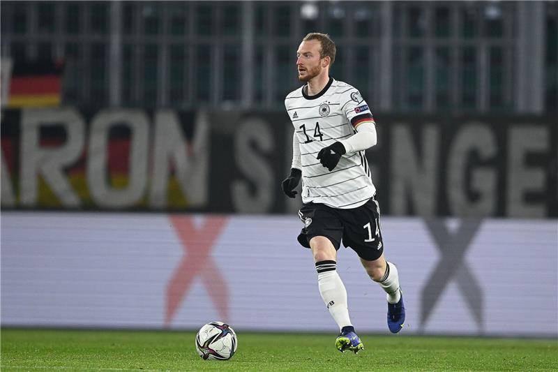 Deutschlands Maximilian Arnold spielt den Ball.