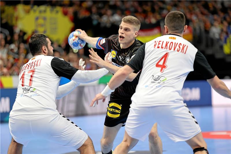 Handball-Profis bitten zum „Club-Konzert“ Deutschlands Nationalspieler Martin Hanne kämpft in der Vorrunde der Handball-Europameisterschaft mit Nordmazedoniens Nikola Markoski (l.) und Martin Velkovski. In Bad Harzburg steht er für den TSV Hannover-Burgdorf auf der Platte. Foto: dpa