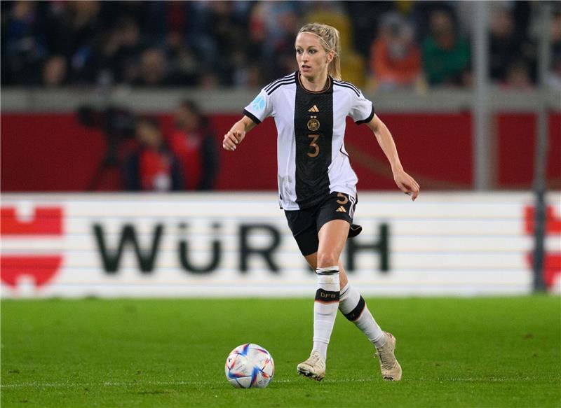 Hendrich findet gemischte Fußballteams gut: „Warum nicht?” Deutschlands Nationalspielerin Kathrin Hendrich spielt den Ball.