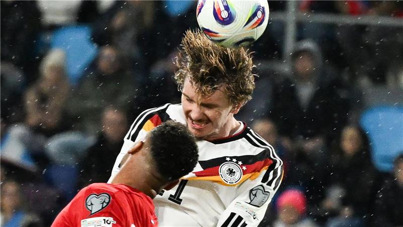 Deutschlands Nick Woltemade in Aktion gegen Luxemburgs Marvin Martins.