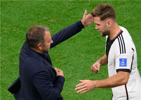 Deutschlands Niclas Füllkrug jubelt mit Deutschlands Trainer Hans-Dieter Flick nach dem Tor.