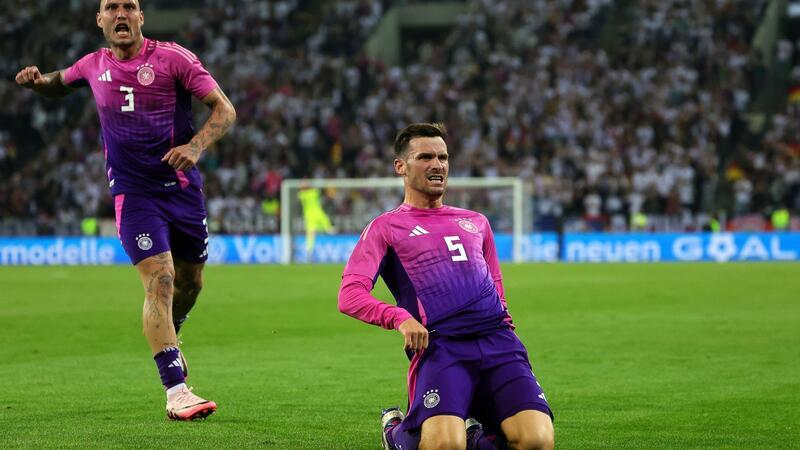 Zuspruch am Zaun: Nagelsmann bügelt jede Neuer-Debatte ab Deutschlands Pascal Groß (r) jubelt über seinen Siegtreffer zum 2:1.