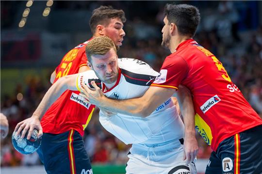 Deutschlands Philipp Weber (SC Magdeburg, M) im Zweikampf mit den Spaniern Ruben Marchan (r) und Alex Dujshebaev (l).