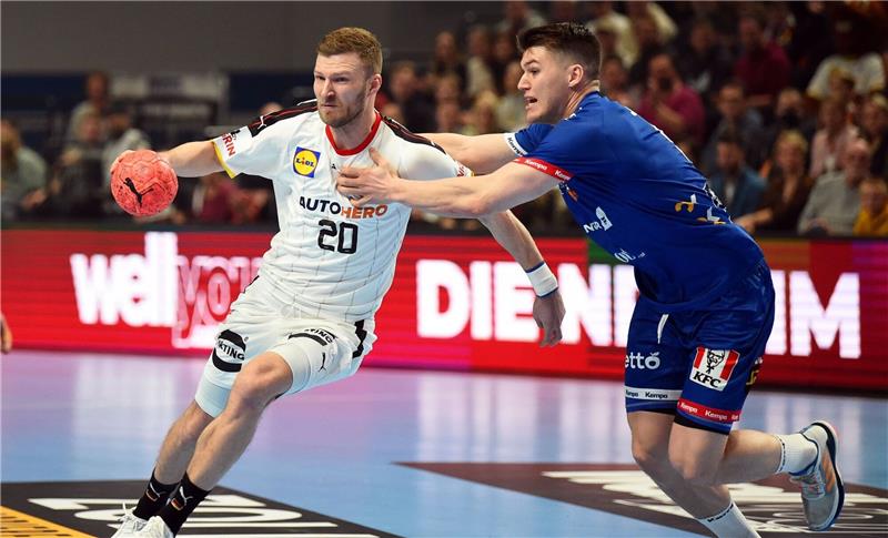 Bruch nach Wechseln: DHB-Team verliert WM-Test gegen Island Deutschlands Philipp Weber (l) im Zweikampf mit dem Isländer Elvar Örn Jonsson.