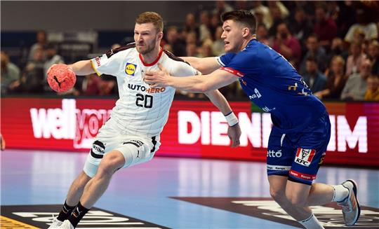 Deutschlands Philipp Weber (l) im Zweikampf mit dem Isländer Elvar Örn Jonsson.