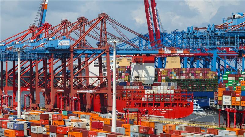 Deutschlands Seehäfen benötigen nach Ansicht des Zentralverbands der deutschen Seehafenbetriebe (ZDS) und des Deutschen Gewerkschaftsbundes (DGB) pro Jahr 500 Millionen Euro vom Bund. (Archivbild)