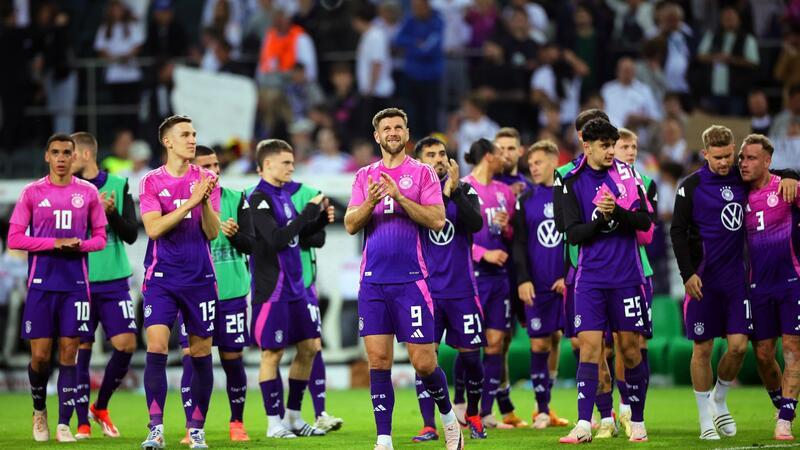 Zuspruch am Zaun: Nagelsmann bügelt jede Neuer-Debatte ab Deutschlands Spieler um Niclas Füllkrug (M) applaudieren nach dem Spiel den Fans.