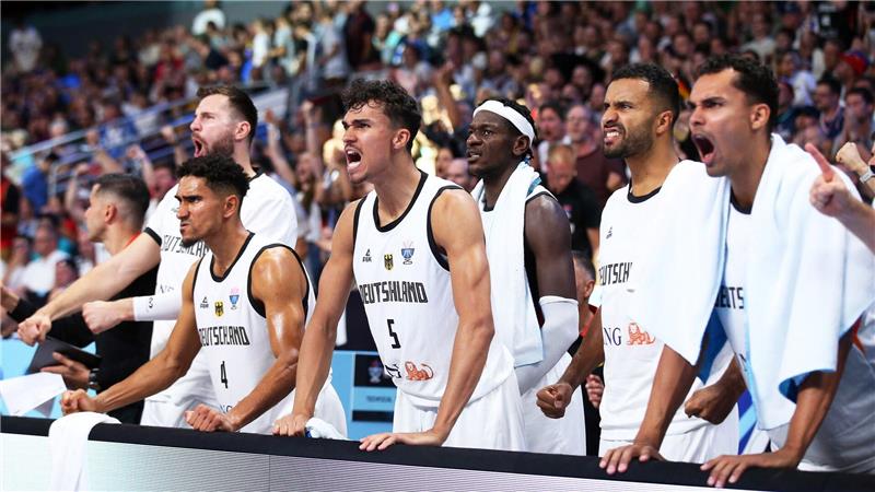Deutschlands Spieler um Tristan Da Silva (M) reagieren während des Spiels gegen Slowenien bei der Basketball-EM auf der Bank.