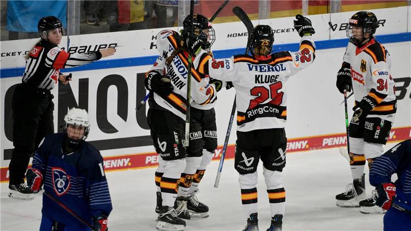 Deutschlands Spielerinnen bejubeln das Führungstor 