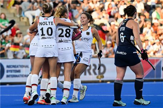 Deutschlands Spielerinnen bejubeln einen 5:0-Sieg bei der Heim-EM gegen Irland.