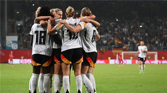 Deutschlands Spielerinnen jubeln über den Treffer zum 2:1.